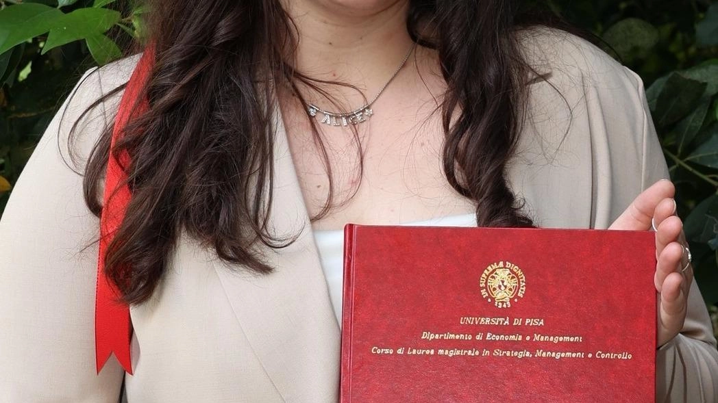 Alice Dalle Luche con la tesi di laurea conseguita al corso in strategia, management e controllo al dipartimento di economia e management a Pisa Alice Dalle Luche con la tesi di laurea conseguita al corso in strategia, management e controllo al dipartimento di economia e management a Pisa