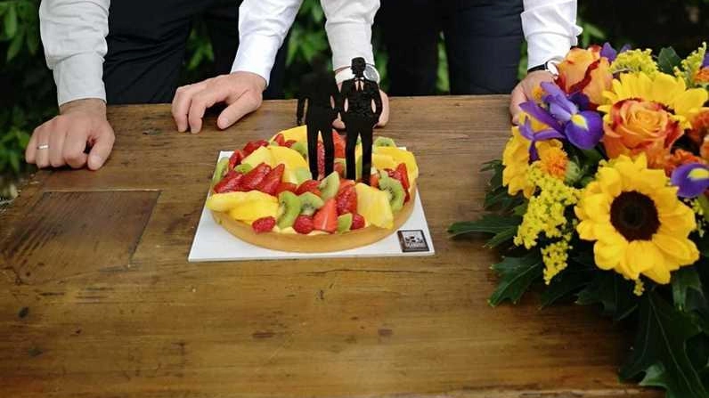 Restauratore che opera a Pisa ed ex referente Famiglie Arcobaleno "È stata una scelta volontaria, autonoma e consapevole della portatrice". Sul via libera in Senato: "Preoccupati per lo stigma subito dai bimbi" . Restauratore che opera a Pisa ed ex referente Famiglie Arcobaleno "È stata una scelta volontaria, autonoma e consapevole della portatrice". Sul via libera in Senato: "Preoccupati per lo stigma subito dai bimbi" .