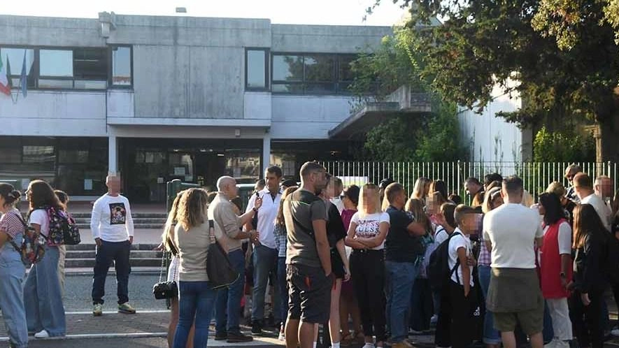Molte in provincia le cattedre da assegnare entro fine anno e tempi lunghi per le supplenze. Assunti 25 collaboratori, 9 assistenti amministrativi, 2 tecnici su oltre 190 posti vacanti. Molte in provincia le cattedre da assegnare entro fine anno e tempi lunghi per le supplenze. Assunti 25 collaboratori, 9 assistenti amministrativi, 2 tecnici su oltre 190 posti vacanti.