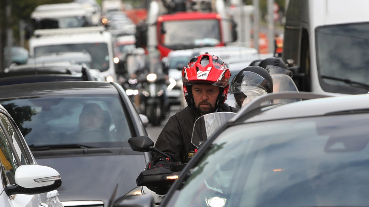 Traffico a Firenze (Foto Marco Mori/New Press Photo) Traffico a Firenze (Foto Marco Mori/New Press Photo)
