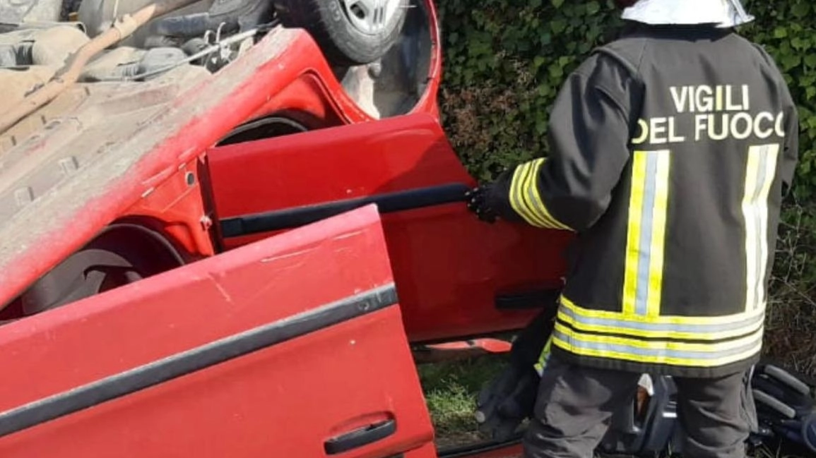 Vigili del fuoco di Siena intervenuti per incendi e incidenti stradali: sterpaglie in fiamme a Asciano, incidente sulla A1 e ribaltamento di auto a Murlo. Feriti assistiti, nessun danno grave. Carabinieri presenti. Vigili del fuoco di Siena intervenuti per incendi e incidenti stradali: sterpaglie in fiamme a Asciano, incidente sulla A1 e ribaltamento di auto a Murlo. Feriti assistiti, nessun danno grave. Carabinieri presenti.