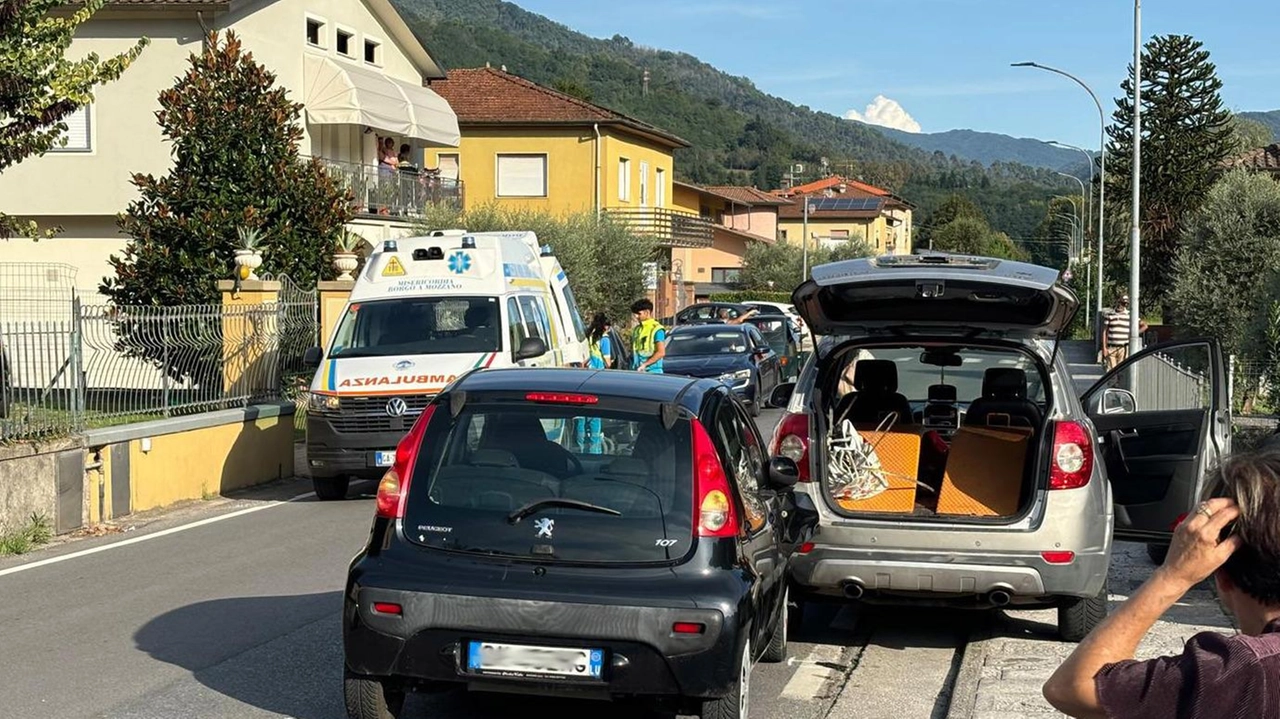 Incidente stradale a Ghivizzano: due auto coinvolte, due feriti trasportati in ospedale. Dinamica dell'incidente ancora da chiarire. Intervento di ambulanze e carabinieri. Incidente stradale a Ghivizzano: due auto coinvolte, due feriti trasportati in ospedale. Dinamica dell'incidente ancora da chiarire. Intervento di ambulanze e carabinieri.