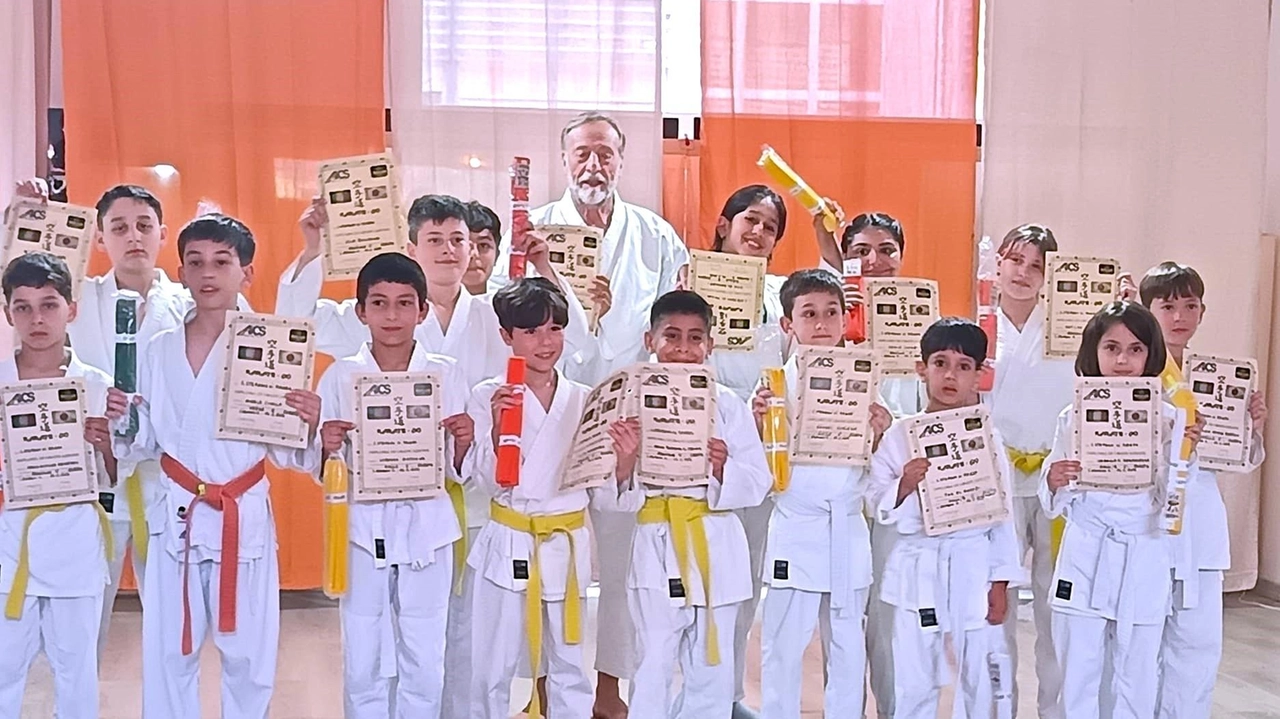 Il maestro Domenichini con gli allievi impegnati nelle prove degli esami