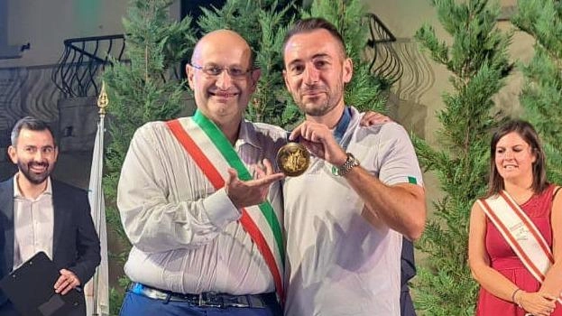Piazza piena a Ponte Buggianese per celebrare il bi-campione olimpico. Tanti ospiti, tra cui un’altra leggenda del tiro a volo come Giovannetti. Piazza piena a Ponte Buggianese per celebrare il bi-campione olimpico. Tanti ospiti, tra cui un’altra leggenda del tiro a volo come Giovannetti.