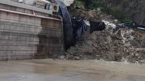 Il crollo di una parte dell’argine avvenuto nel maggio 2024 all’interno della discarica Il crollo di una parte dell’argine avvenuto nel maggio 2024 all’interno della discarica