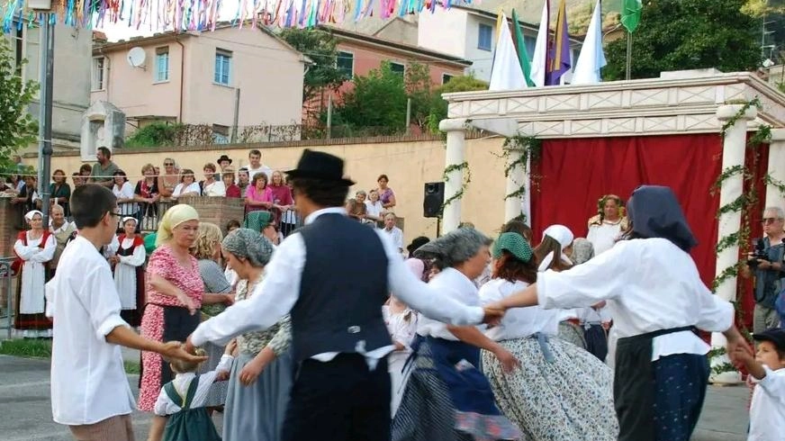 Una delle ultime edizioni della storica «Festa del vino», tra le tradizioni più sentite dalla comunità di Strettoia ma assente da oltre 10 anni a causa del progressivo disinteresse da parte delle borgate
