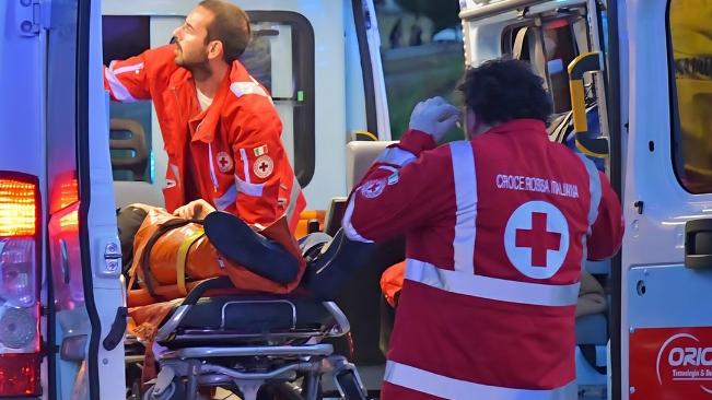 Rissa alla festa di compleanno in spiaggia, cameriere finisce all’ospedale
