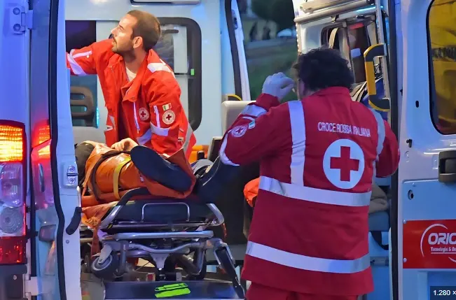 Rissa alla festa di compleanno in spiaggia, cameriere finisce all’ospedale