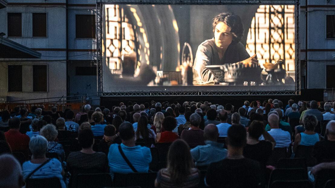 https://www.lanazione.it/image-service/view/acePublic/alias/contentid/ZmYwZTRjMTItMzJjYS00/0/agosto-tra-musica-e-film-sotto-le-stelle.jpeg?f=16:9&w=1200&h=630