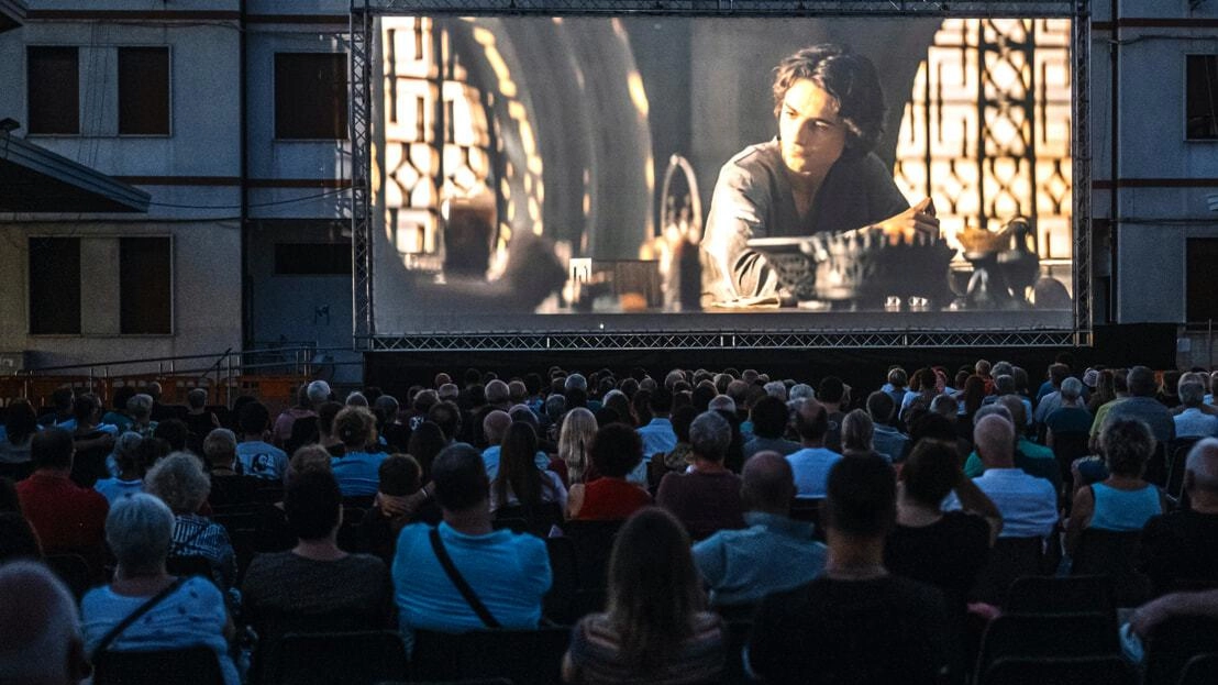 Il cinema all’aperto in piazza Cesare Battisti ( foto archivio)