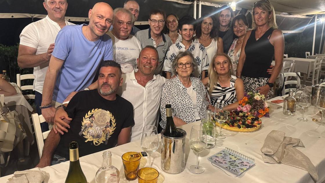 Di nuovo insieme con la maestra. Gli ex alunni delle elementari Di nuovo insieme con la maestra. Gli ex alunni delle elementari
