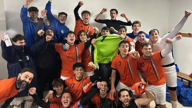 I giocatori del Vezzano festeggiano la qualificazione alle semifinali al termine della vittoriosa trasferta sul campo del Santa Maria Taro I giocatori del Vezzano festeggiano la qualificazione alle semifinali al termine della vittoriosa trasferta sul campo del Santa Maria Taro