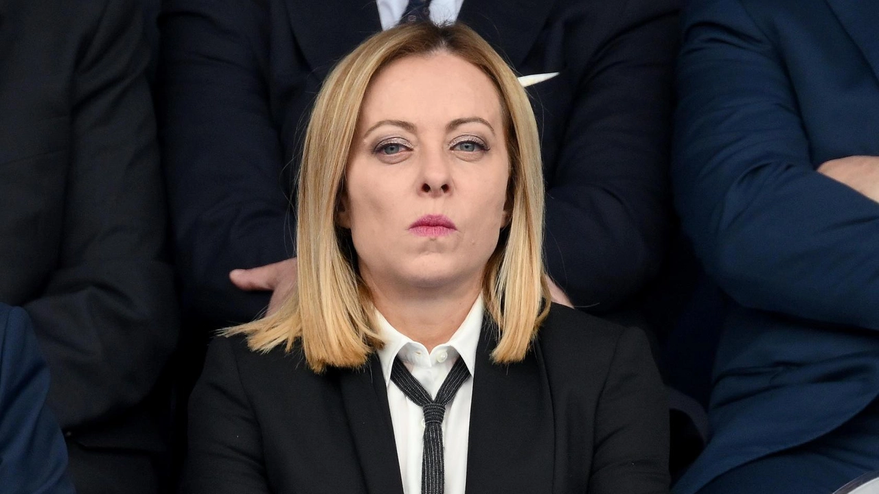 Si sarebbe finto un ex militare e dietro questa "maschera" si sarebbe nascosto per insultare, via social, la presidente...