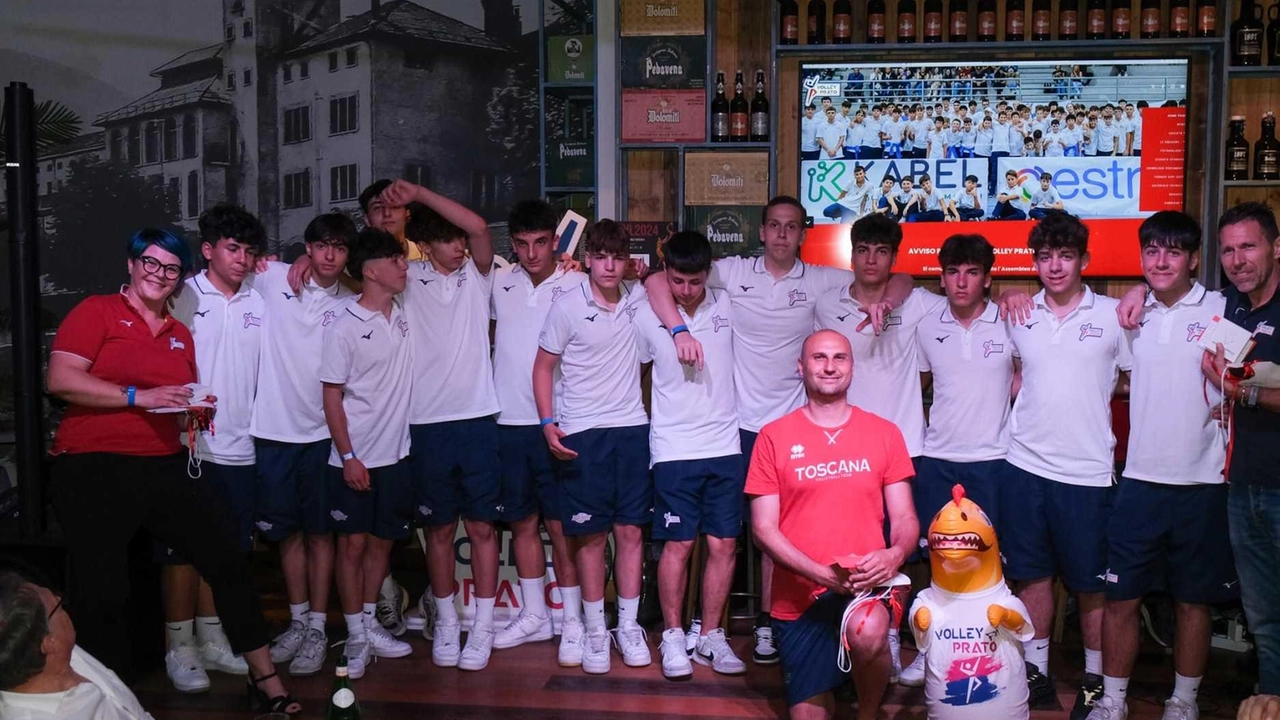 La famiglia del Volley Prato celebra una stagione di successi con una cena partecipata e punta alla Serie B. La famiglia del Volley Prato celebra una stagione di successi con una cena partecipata e punta alla Serie B.
