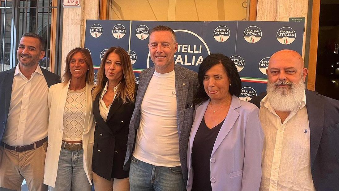 https://www.lanazione.it/image-service/view/acePublic/alias/contentid/ZmYyZDk4NGItNWUzYy00/0/fdi-presenta-la-squadra-basta-con-questa-regione.jpeg?f=16:9&w=1200&h=630