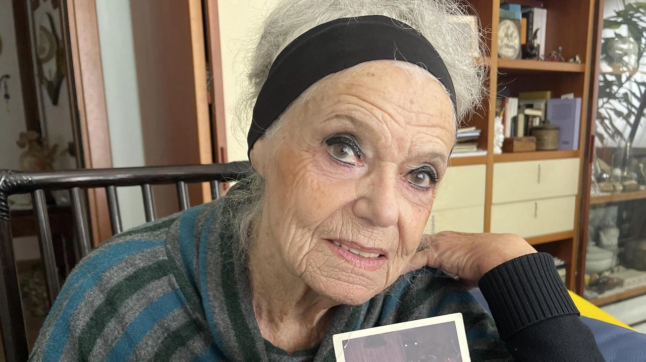 Denise Robin, ex sarta di Coco Chanel, racconta la sua carriera nella moda e la vita a Marina di Massa con il marito Paolo. Denise Robin, ex sarta di Coco Chanel, racconta la sua carriera nella moda e la vita a Marina di Massa con il marito Paolo.