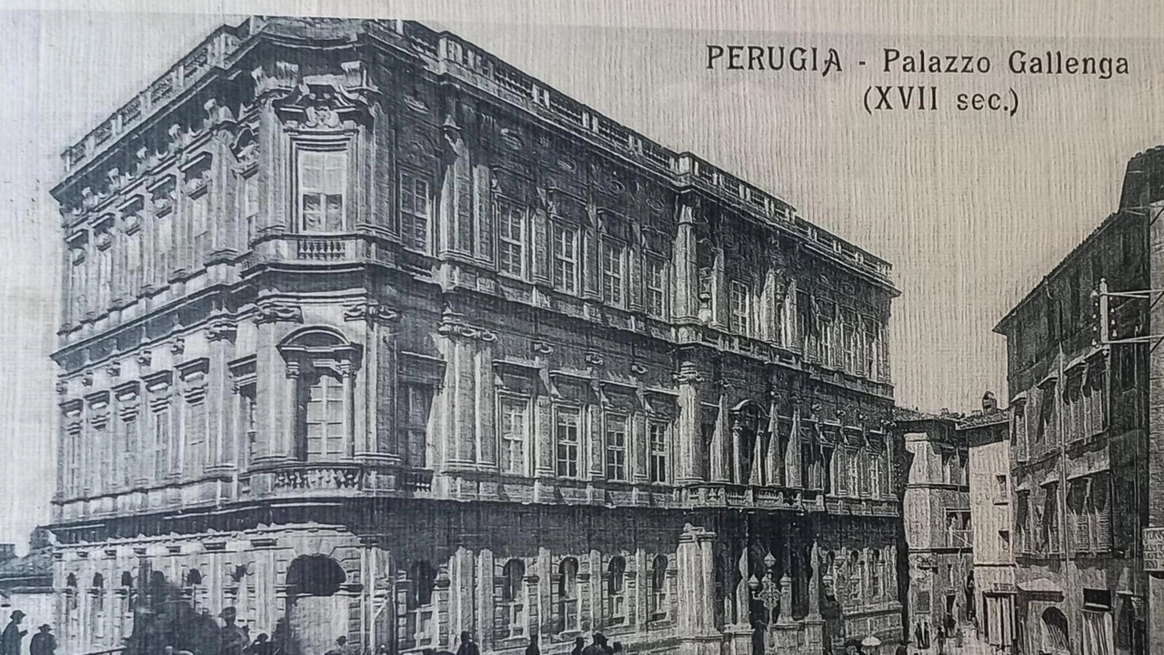 Palazzo Gallenga Stuart, oggi sede dell’Università per Stranieri di Perugia. A sinistra com’era in una cartolina del Secolo scorso, in alto come si presenta oggi Palazzo Gallenga Stuart, oggi sede dell’Università per Stranieri di Perugia. A sinistra com’era in una cartolina del Secolo scorso, in alto come si presenta oggi