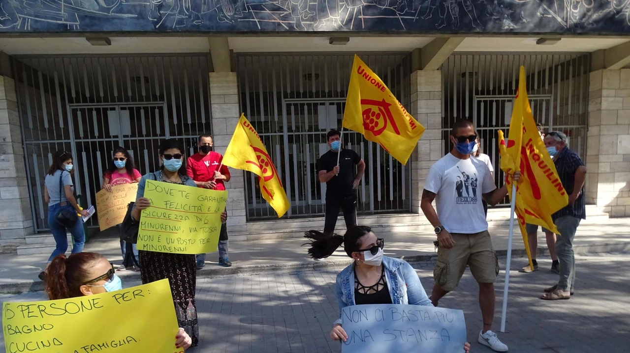 Una manifestazione recente sul diritto alla casa davanti al municipio Una manifestazione recente sul diritto alla casa davanti al municipio