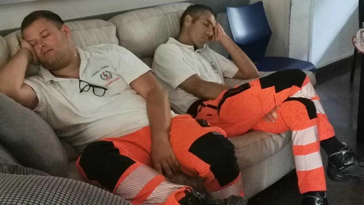 Il volontariato della Croce Verde a Viareggio affronta sfide sempre più complesse a causa dell'aumento delle chiamate di soccorso e delle lunghe attese nei Pronto Soccorso. La solidarietà e le emozioni positive sono il motore per superare le difficoltà, ma il sistema sanitario è in profonda difficoltà. Il volontariato della Croce Verde a Viareggio affronta sfide sempre più complesse a causa dell'aumento delle chiamate di soccorso e delle lunghe attese nei Pronto Soccorso. La solidarietà e le emozioni positive sono il motore per superare le difficoltà, ma il sistema sanitario è in profonda difficoltà.