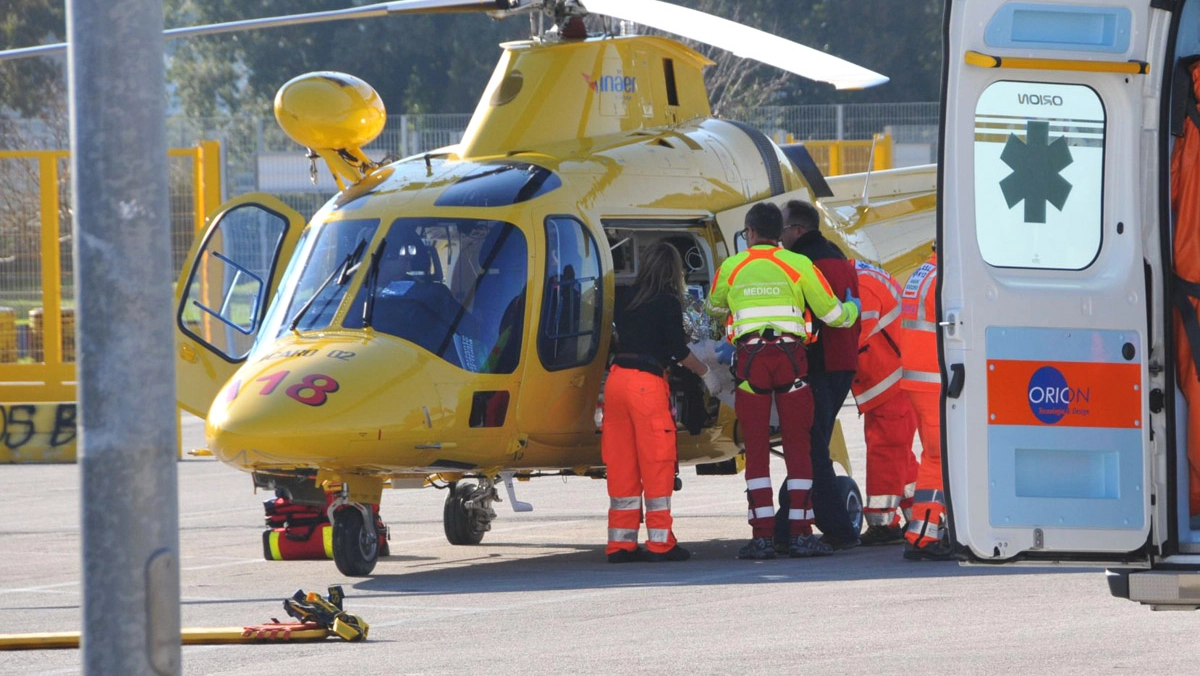Un intervento di ambulanza ed elisoccorso