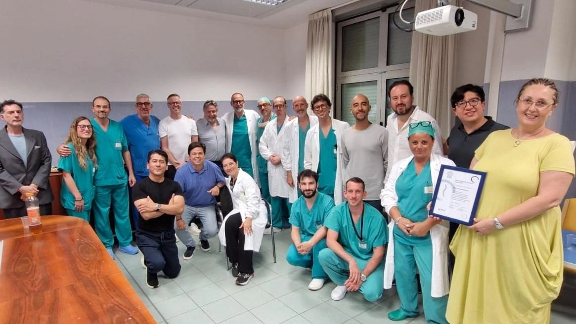 Nella foto di gruppo i professionisti delle varie èquipe multidisciplinari e multi professionali coinvolti Nella foto di gruppo i professionisti delle varie èquipe multidisciplinari e multi professionali coinvolti