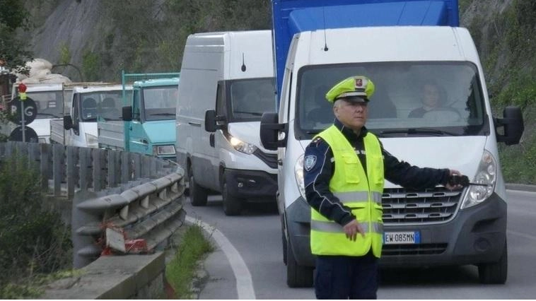 Una coda di auto sulla Sr325 Una coda di auto sulla Sr325