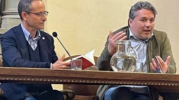 L’assessore alla cultura di Castiglion Fiorentino Massimiliano Lachi insieme al direttore dell’Ansa e autore Luigi Contu in occasione della presentazione del libro «Domani sarà tardi» il 25 aprile