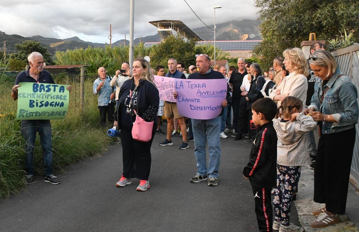 https://www.lanazione.it/image-service/view/acePublic/alias/contentid/ZmZiZjk2ZGEtNDE2Ni00/0/murlungo-atto-secondo-corteo-di-150-persone-contro-il-progetto-no-alle-abitazioni.jpeg?f=1.90:1&w=1200