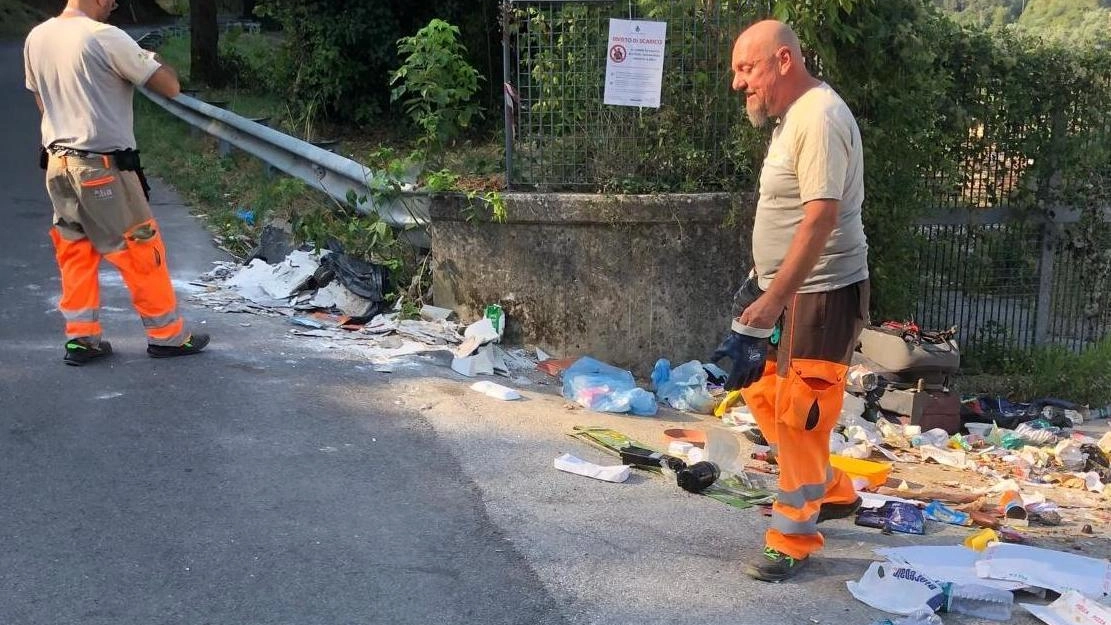 L’isola ecologica di via Becheroni trasformata in una discarica a cielo aperto