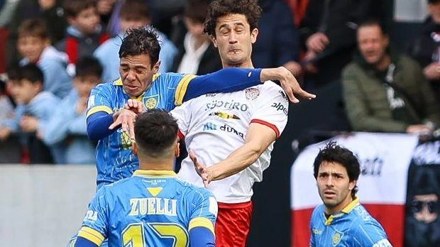 Alessandro Fontanarosa, difensore dell’Inter, in azione con la maglia della Carrarese con. cui ha giocato la seconda parte della scorsa stagione Alessandro Fontanarosa, difensore dell’Inter, in azione con la maglia della Carrarese con. cui ha giocato la seconda parte della scorsa stagione