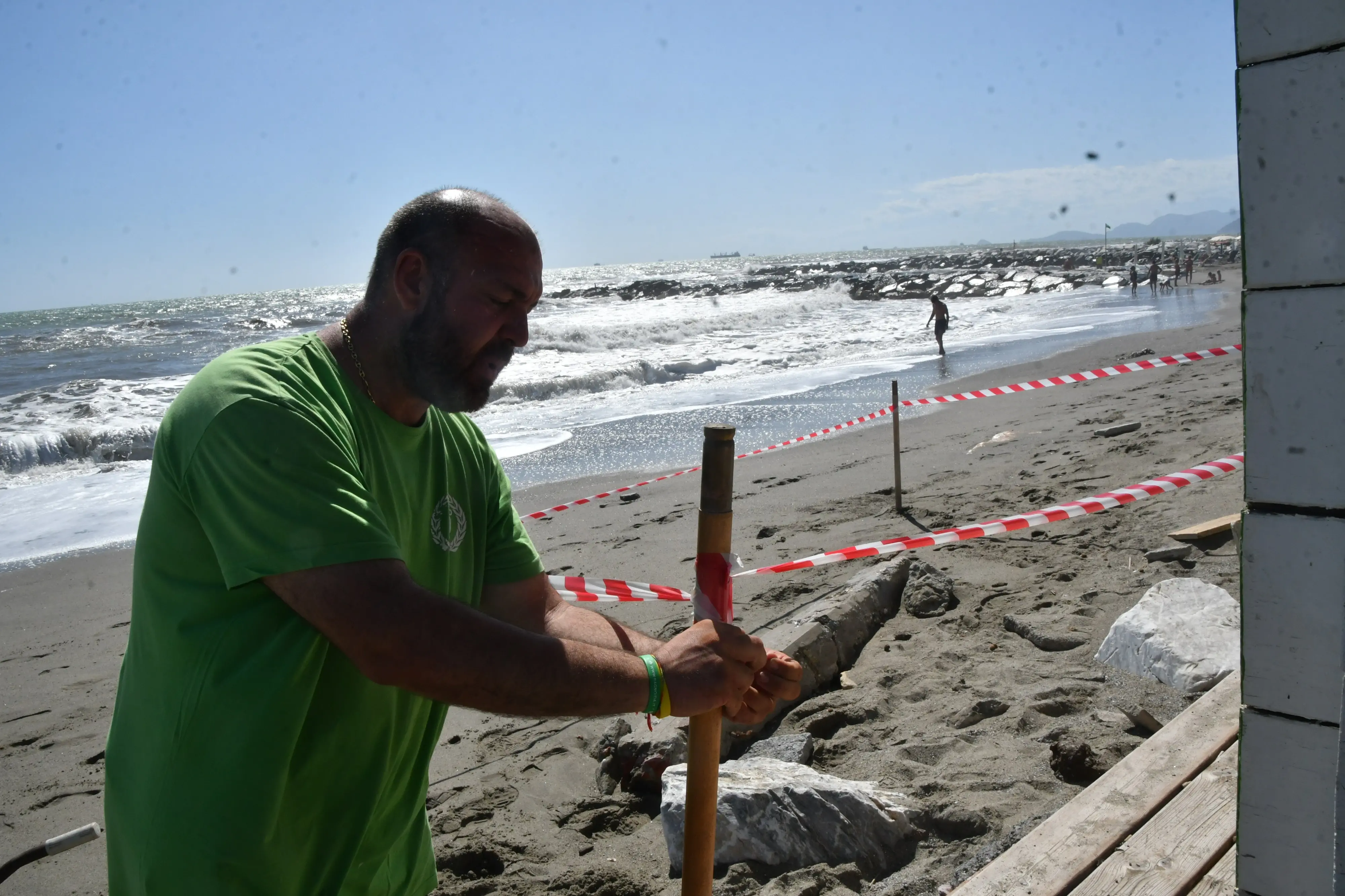 Costa massese, stabilimenti devastati dalla mareggiata. Allarme dei balneari