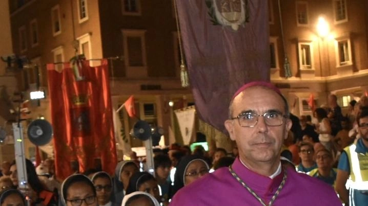 Il vescovo Bernardino alla processione di ieri Il vescovo Bernardino alla processione di ieri