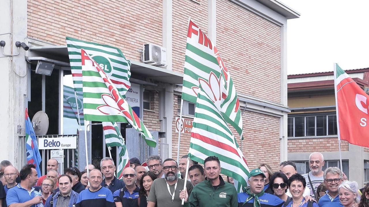 Il presidio dei lavoratori davanti allo stabilimento Beko di Siena Il presidio dei lavoratori davanti allo stabilimento Beko di Siena