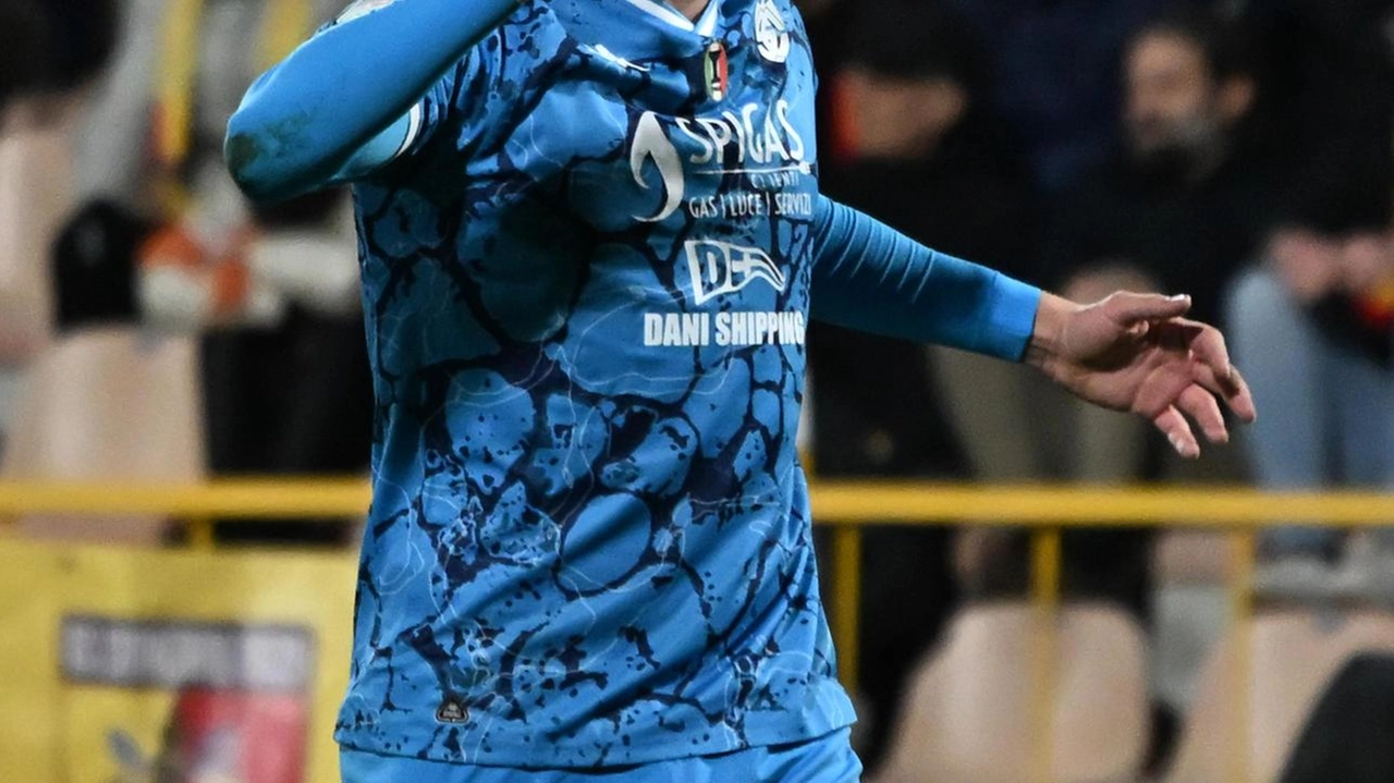 Lo Spezia cerca un attaccante che possa rimpiazzare. bomber Pio Esposito Lo Spezia cerca un attaccante che possa rimpiazzare. bomber Pio Esposito