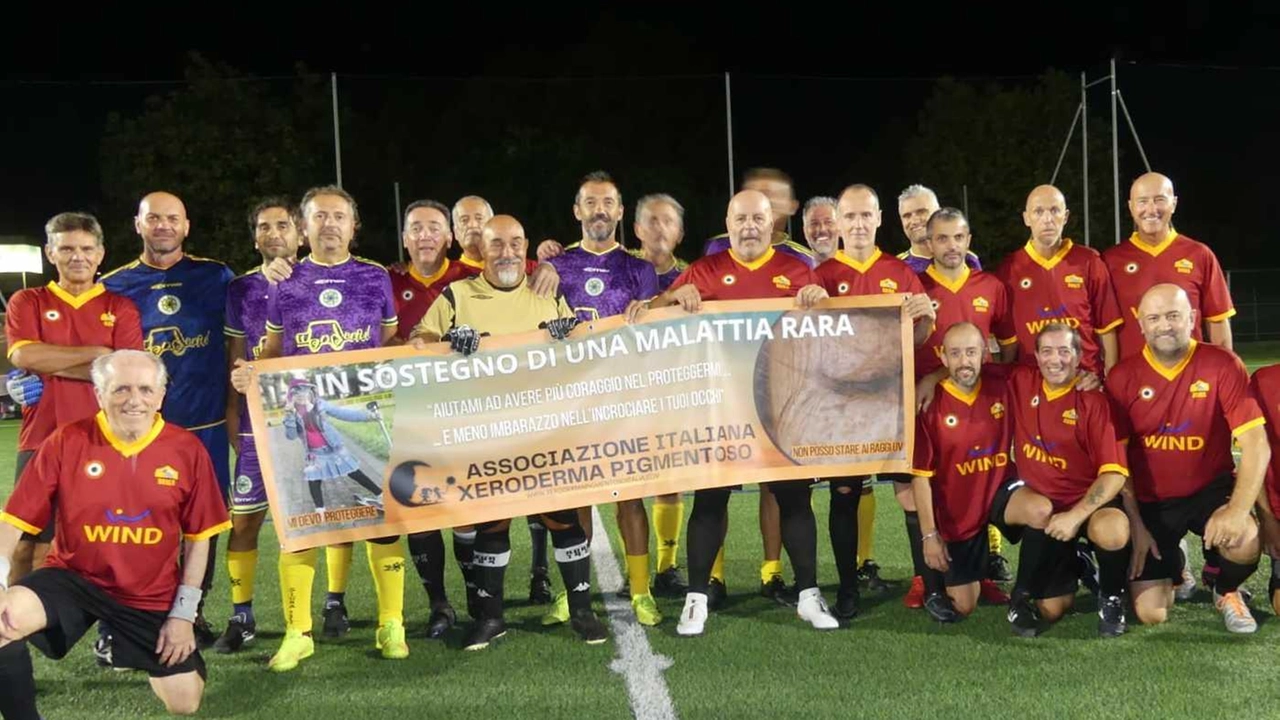 Le formazioni dell’Wonderful Old Cup e dello Sporting Club posano con l’assegno Le formazioni dell’Wonderful Old Cup e dello Sporting Club posano con l’assegno