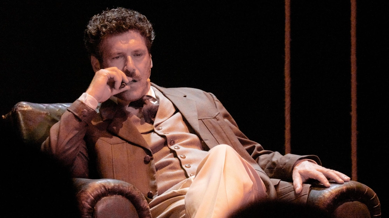 L’attore, regista e sceneggiatore Renato Raimo racconta la sua pièce. La vita del compositore in scena a Firenze per i cento anni dalla morte. L’attore, regista e sceneggiatore Renato Raimo racconta la sua pièce. La vita del compositore in scena a Firenze per i cento anni dalla morte.