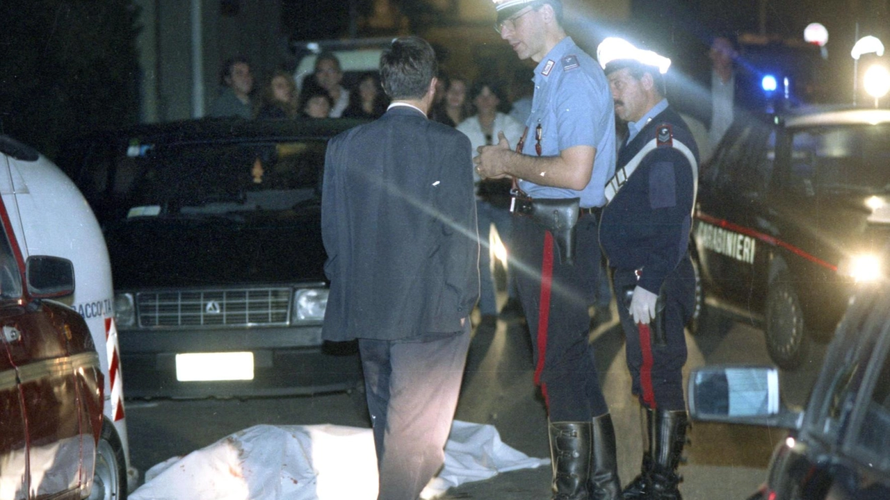16 settembre 1995: in via Turati, davanti al corpo di Alban Zhuka,. i carabinieri con il magistrato Paolo Canessa 16 settembre 1995: in via Turati, davanti al corpo di Alban Zhuka,. i carabinieri con il magistrato Paolo Canessa