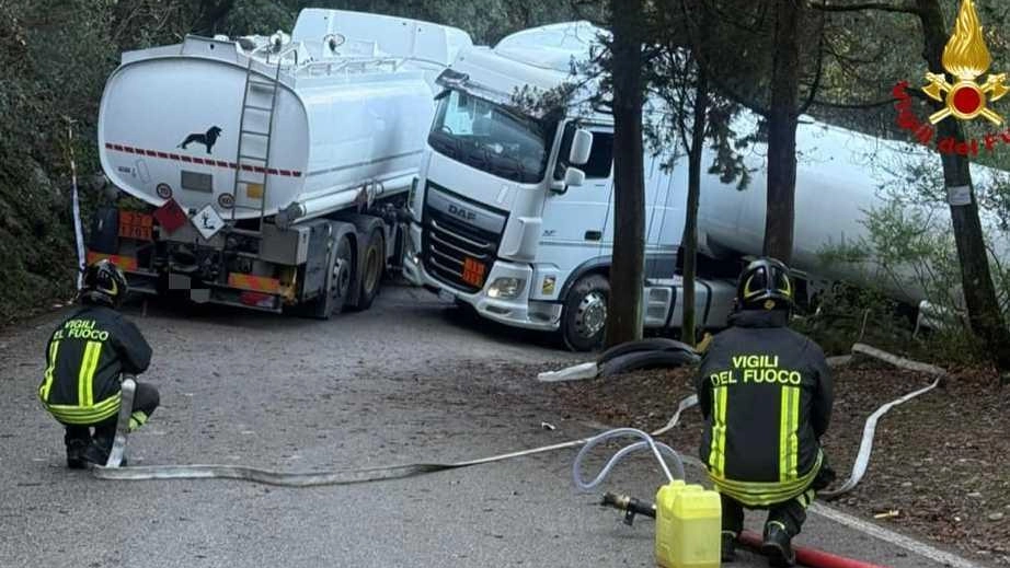 L’autoarticolato pieno di benzina che è rimasto incastrato nelle curve in via Madonna del Papa a Carmignano da mercoledì scorso L’autoarticolato pieno di benzina che è rimasto incastrato nelle curve in via Madonna del Papa a Carmignano da mercoledì scorso