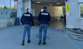 terrore in ospedale rovescia una barella e aggredisce i poliziotti con una spranga