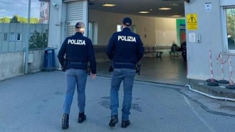 La polizia in ospedale a Perugia. Il 31enne ha dato in escandescenze provocando danni fisici a un medico e a un agente La polizia in ospedale a Perugia. Il 31enne ha dato in escandescenze provocando danni fisici a un medico e a un agente