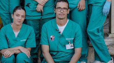 A Siena, oltre cento volontari e numerose associazioni di soccorso supportano la messa in posa e la rimozione del tufo durante il Palio, dimostrando un forte senso di solidarietà e collaborazione. A Siena, oltre cento volontari e numerose associazioni di soccorso supportano la messa in posa e la rimozione del tufo durante il Palio, dimostrando un forte senso di solidarietà e collaborazione.