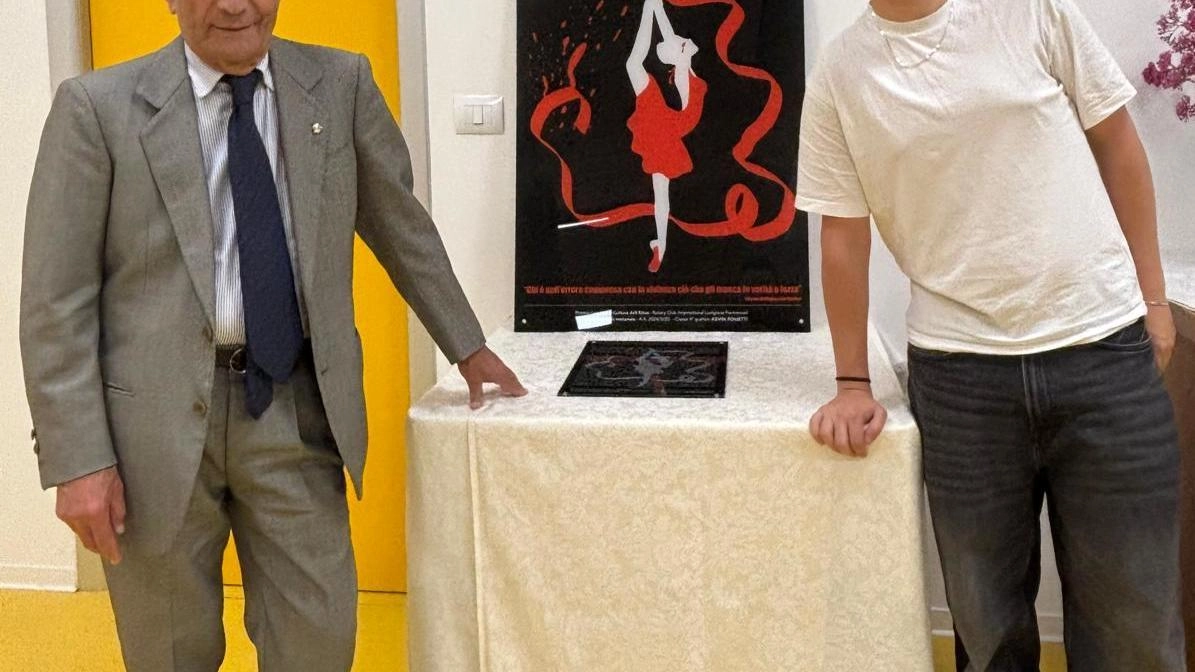 Giovanni Dosi del Rotary insieme allo studente premiato Kevin Pometti Giovanni Dosi del Rotary insieme allo studente premiato Kevin Pometti