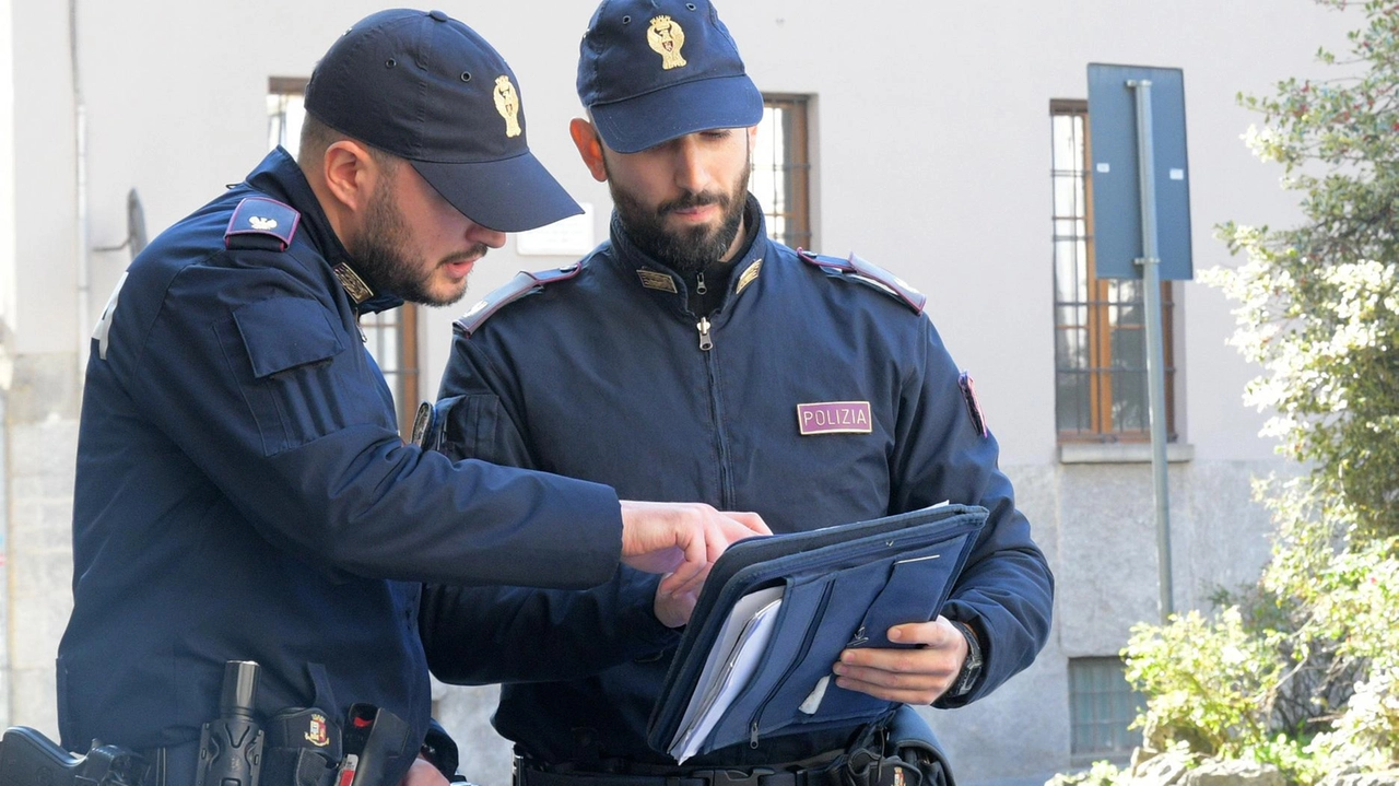 La discussione degenera e la colpisce al volto con una lama da cucina. In manette 42enne: l’allarme dato da una vicina di casa che chiama il 112. . La discussione degenera e la colpisce al volto con una lama da cucina. In manette 42enne: l’allarme dato da una vicina di casa che chiama il 112. .