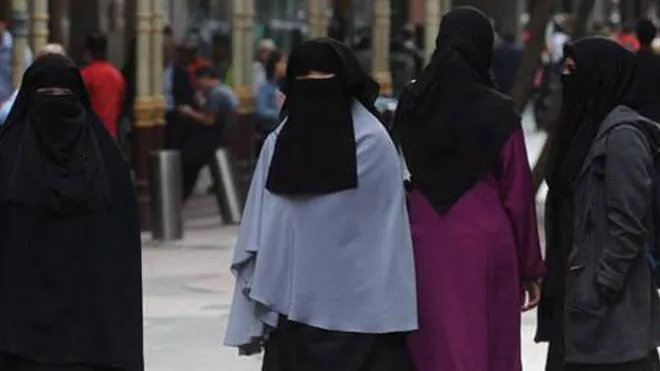 Donne che indossano il niqab, o velo islamico integrale