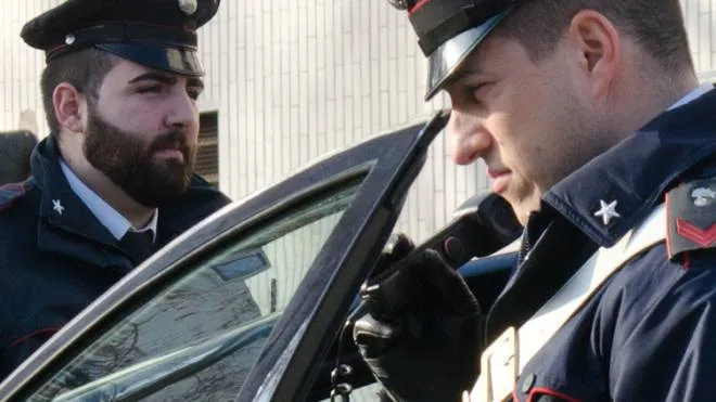 I carabinieri sono intervenuti subito dopo la telefonata dalla scuola