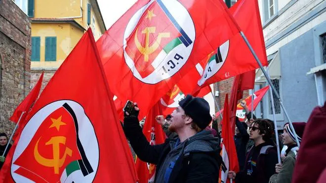 Livorno, si � svolto questo pomeriggio il corteo per la commemorazione del 95� anniversario della nascita del Partito Comunista