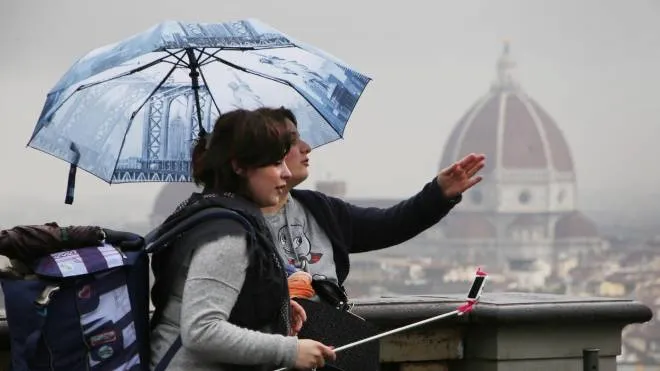 PRESSPHOTO Firenze  Pasquetta, turisti al Piazzale Michelangelo sotto  la pioggia. Marco Mori/New Press Photo