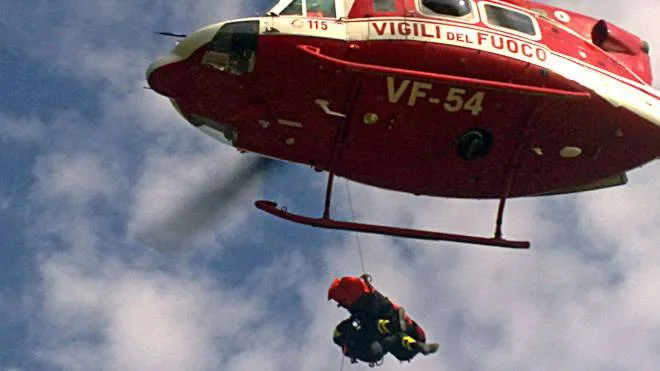 Elisoccorso: Vigili del Fuoco della Spezia, con l'ausilio di personale SAF e dell'elicottero DRAGO 53 del nucleo di Genova, hanno soccorso un uomo MANIERA