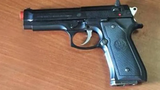 broni casteggio la pistola giocattolo trovata dai carabinieri al posto di blocco  - foto torres