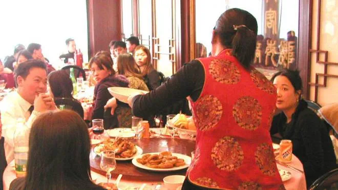 ristorante cinese con cinesi al tavolo